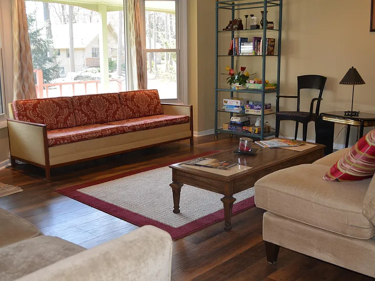 1009 Sycamore Dr — Photo 2
