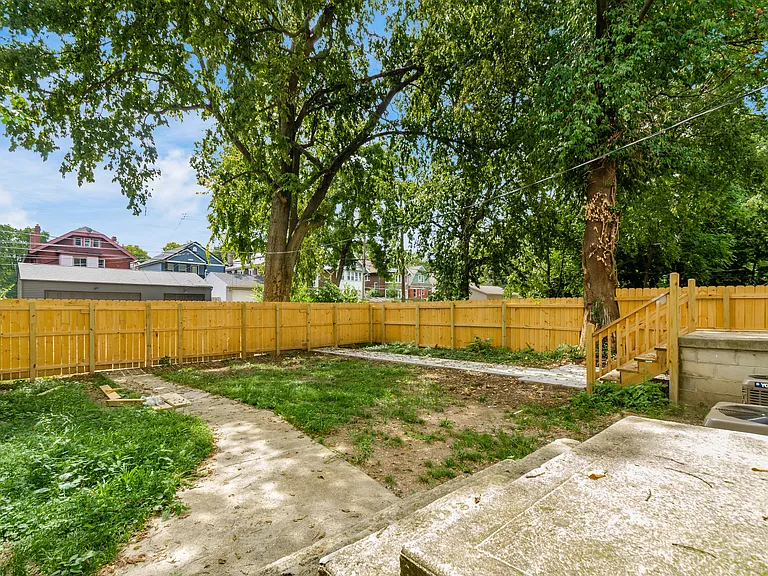 1671 Oak St — Photo 37