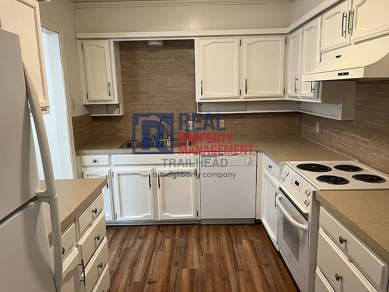 6400 Espana Dr — Photo 7