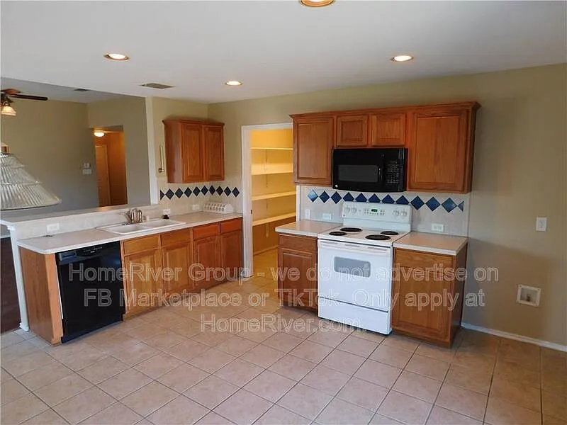 3 bed, 2.0 bath, 1595 sqft, $2,000 — Photo 4