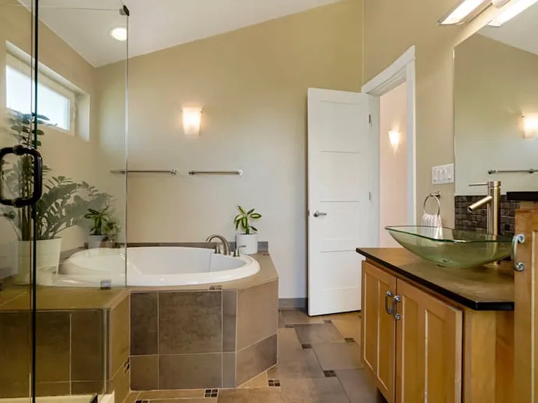 4401 N Raleigh St — Photo 12