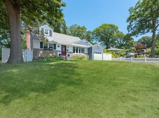 13 Shelley Pl, Huntington Station, NY 11746