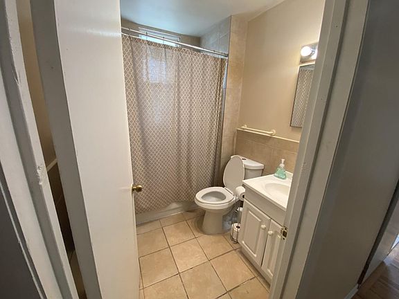 4th image of 3342 N Claremont Ave #1B