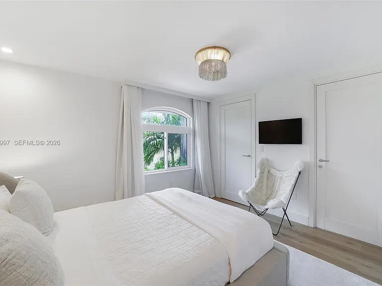1316 N Venetian Way — Photo 64