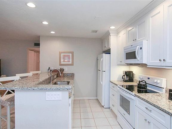 4th image of 827 E Gulf Dr Unit H6