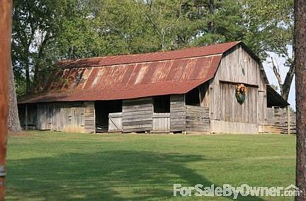 Vintage workable picturesque barn
						:
						New floor/ walls stabilized inside, used by photographers for supurb pictures