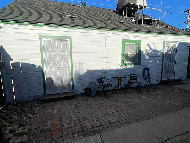 2335 N Maroa Ave — Photo 11