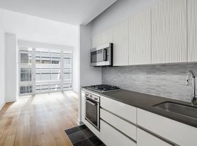 1050 6th Ave