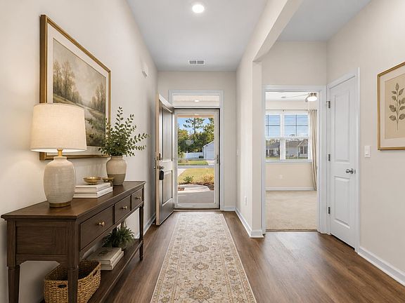5th image of 409 Samara Dr.