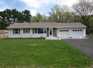 2942 Woodbridge St, Roseville, MN 55113