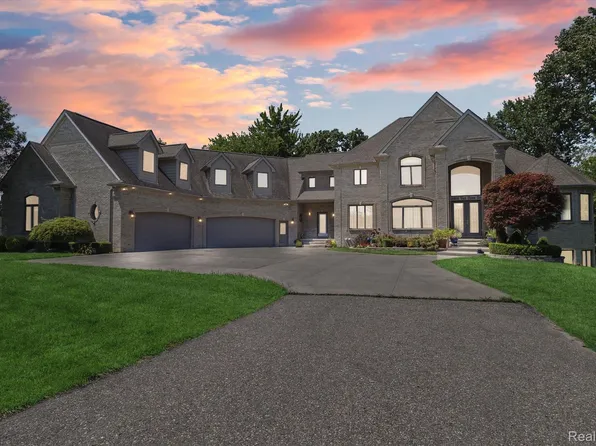 18605 Van Hove Dr, Clinton Township, MI 48035