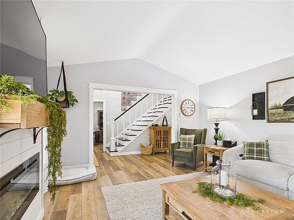 3rd image of 781 Honeysuckle Dr