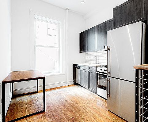 3rd image of 632 Throop Ave #1Z