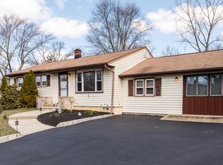 35 Lake Dr, Howell, NJ