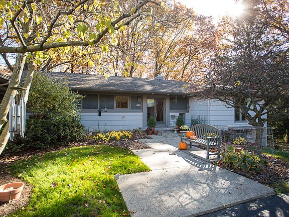 2nd image of 291 Fairlawn Dr
