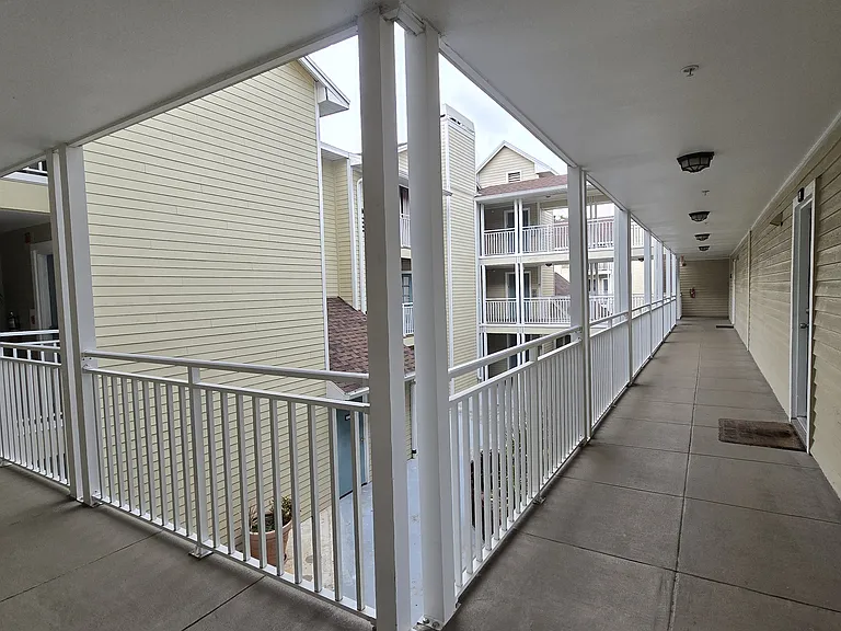1000 W Horatio St #220 — Photo 36