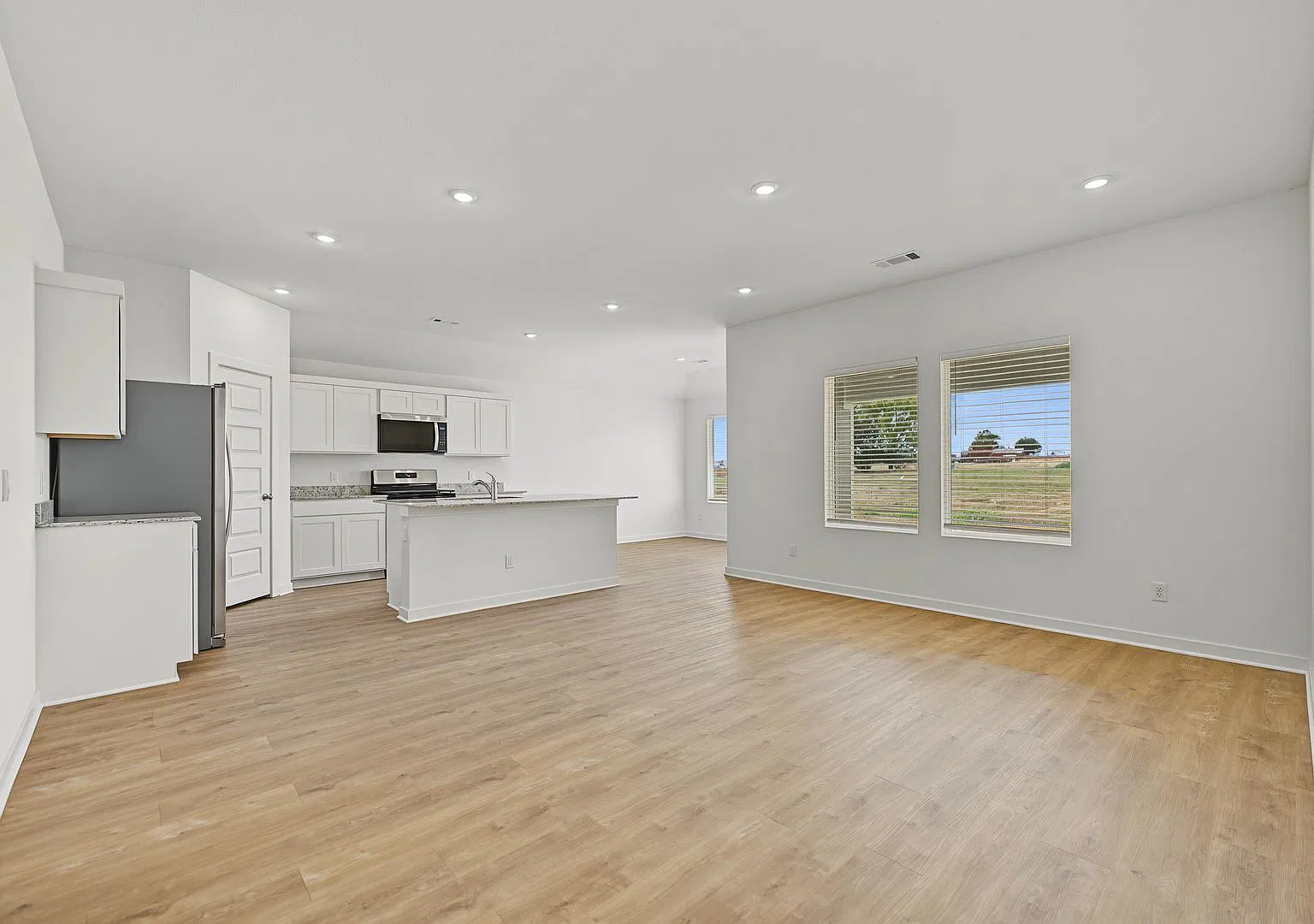Beautiful 4-Bedroom Prairie Grove Home with Modern Finishes — Photo 3