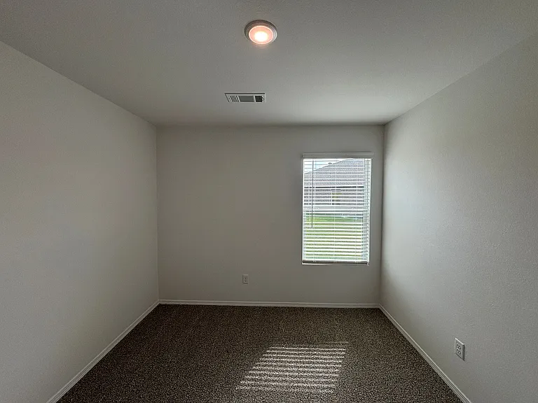 213 Preston Ln — Photo 4