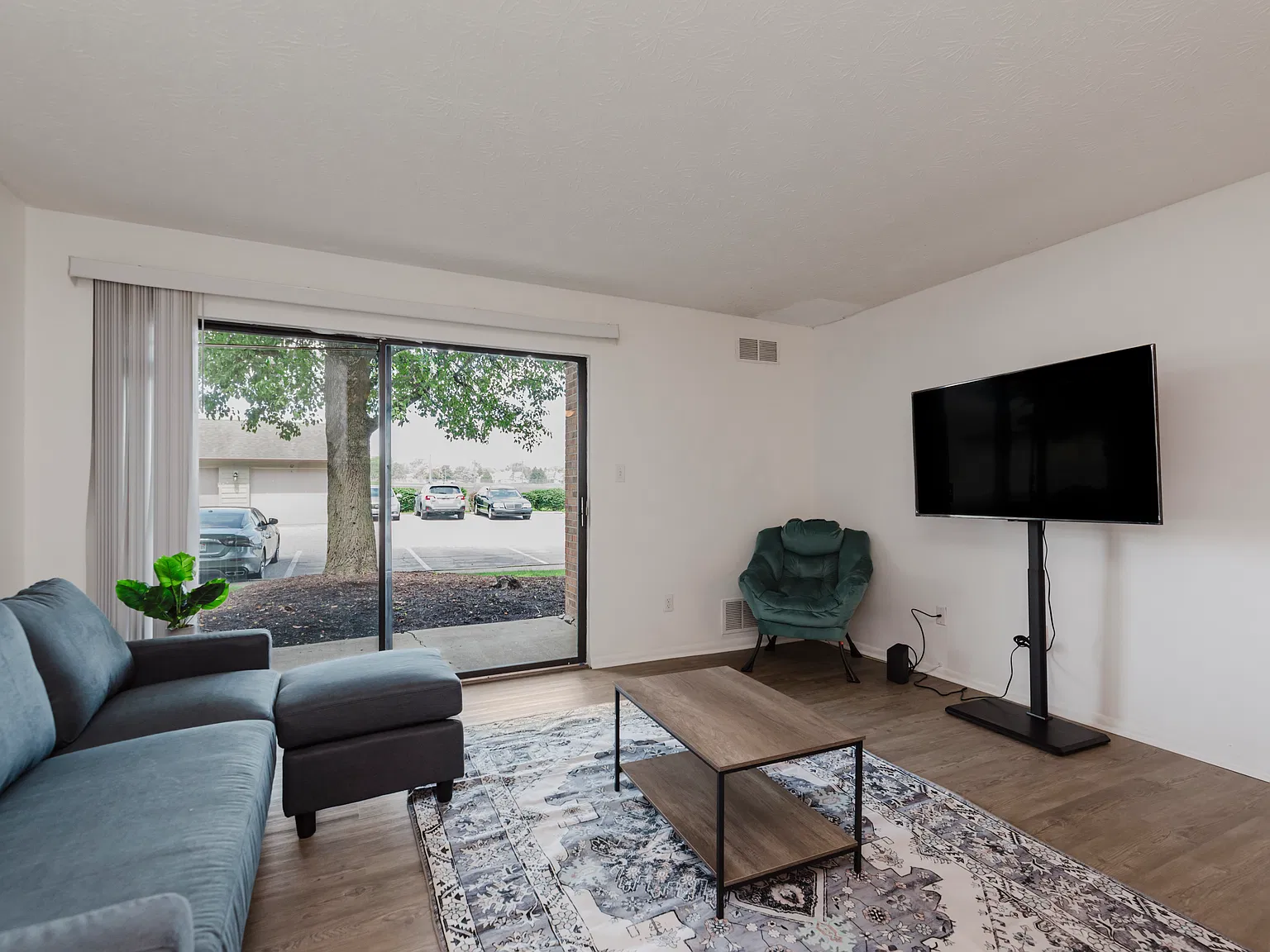 2 bed, 993 sqft, $2,000 — Photo 3
