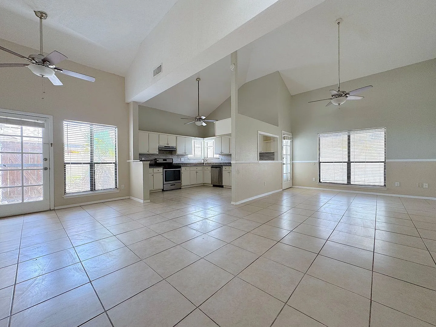 East El Paso 3 bed 2 bath Refrig A/C — Photo 2