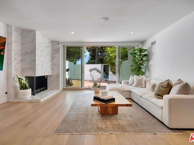 255 S Barrington Ave #D6, Los Angeles, CA, 90049