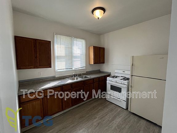 4th image of 411 E Broadway St