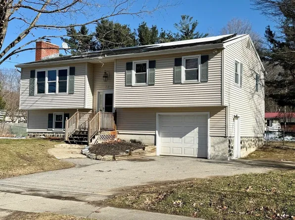 33 Pioneer Street, Essex, VT 05452