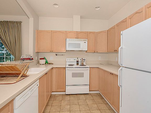 5th image of 18505 SE Newport Way Unit C110