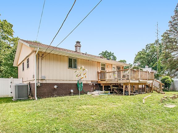 4th image of 2316 Fair Oaks Dr E