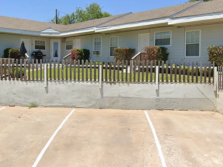 1103 NW Carroll Dr #3 — Photo 2