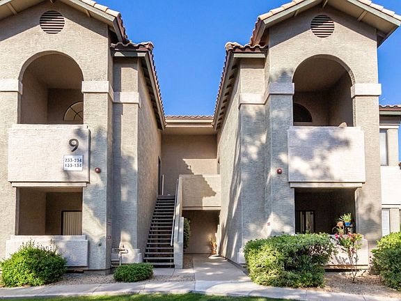 Front of the condo. This is an upstairs unit.