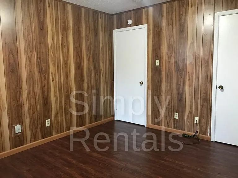 409 Maple St — Photo 16
