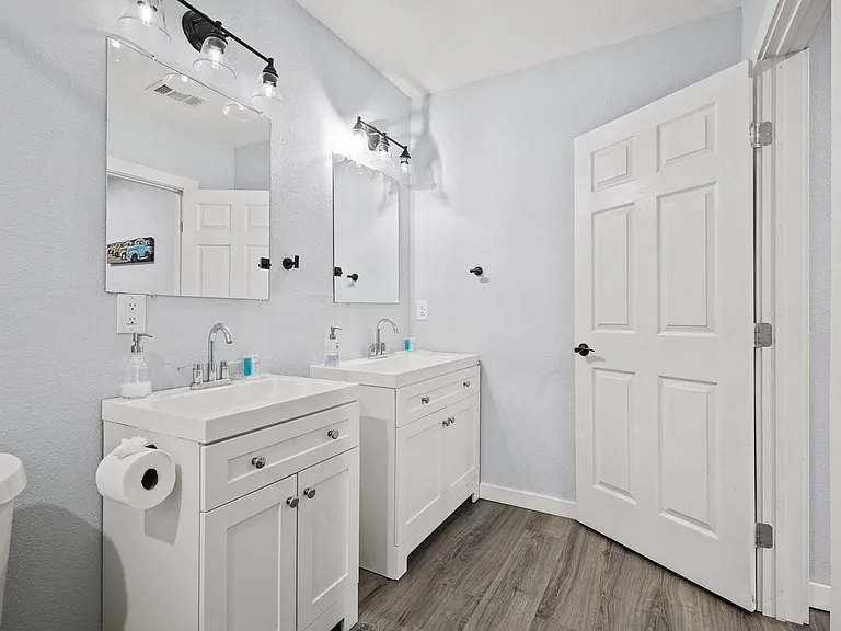 Main bedroom bathroom