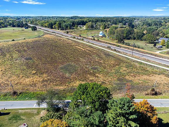 3rd image of 890 Pierce Rd