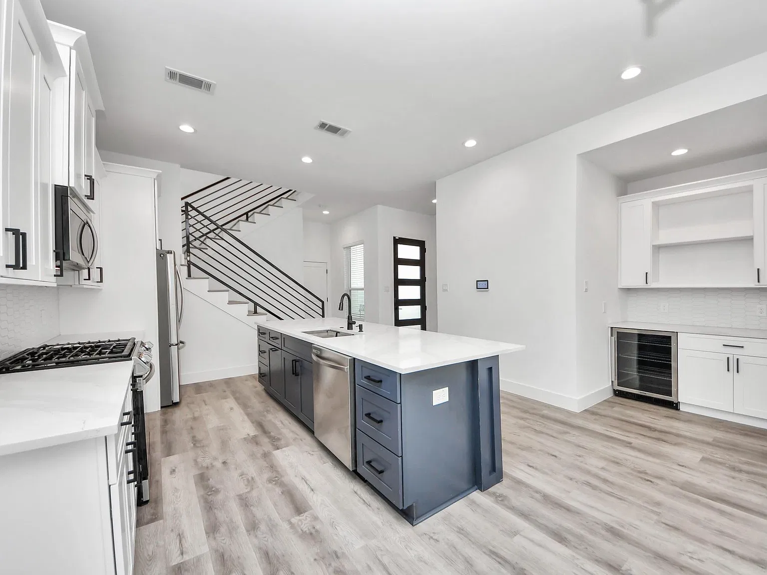 3 bed, 2.5 bath, 1698 sqft, $2,300 — Photo 2