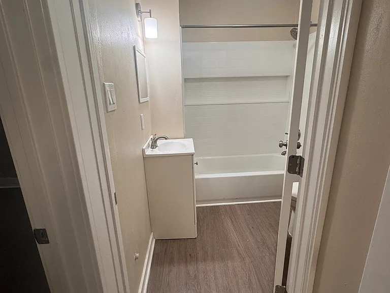 605 E 2nd St #4 — Photo 5