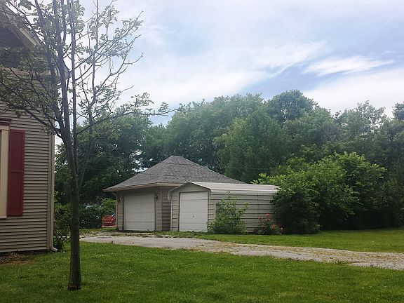 Two garages, front driveway