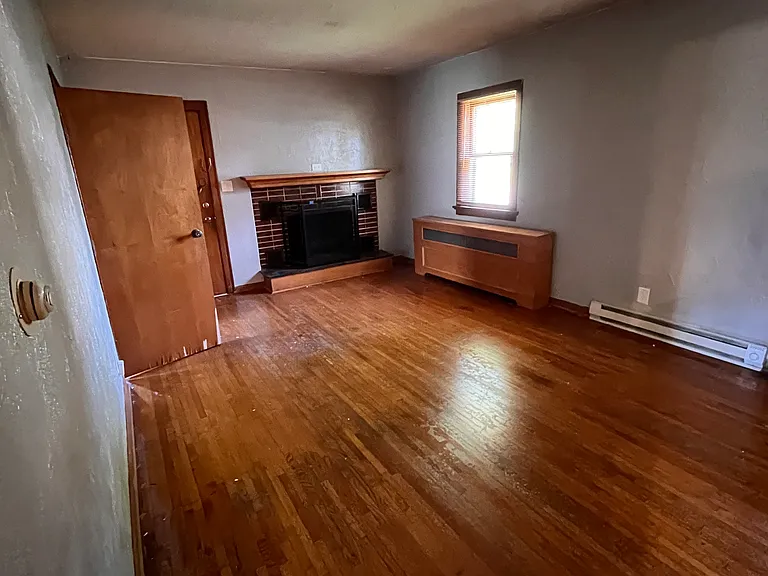 2803 Queen St — Photo 6