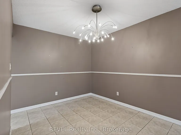 6166 Wildrose Cres #UPPER — Photo 9