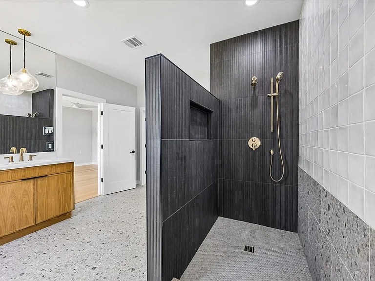 304 Hogan St — Photo 17