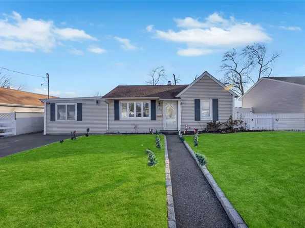 140 Birs Avenue, Lindenhurst, NY 11757