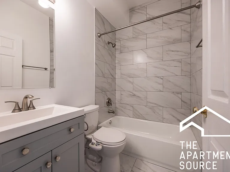 855 W Erie St #120 — Photo 12