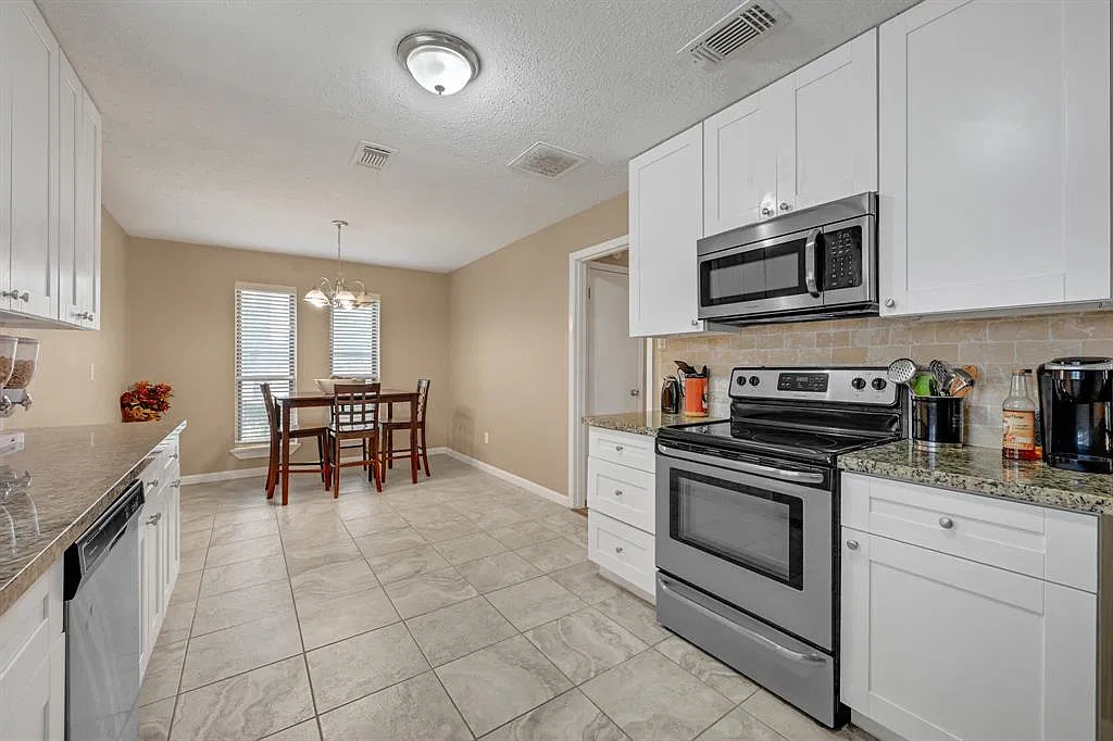 4 bed, 2.5 bath, 2491 sqft, $2,182 — Photo 4