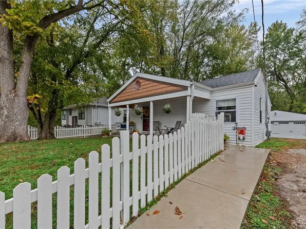 605 4th St, Weston, MO 64098