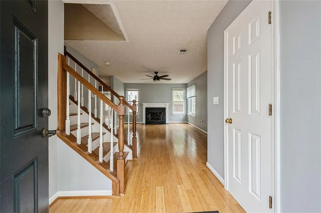 3 bed, 2.5 bath, 1860 sqft, $2,400 — Photo 4