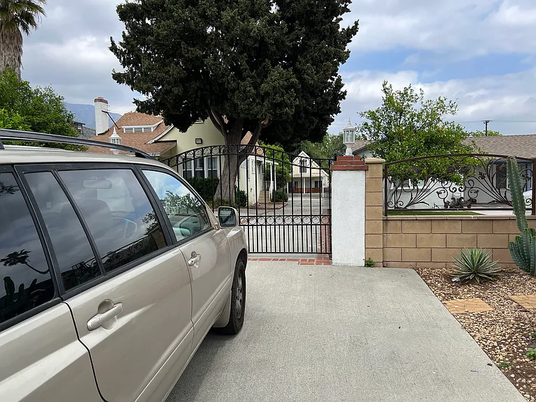 1662 N Allen Ave — Photo 1