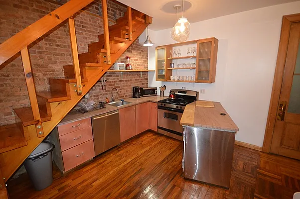 Rented by Universal Realty Group | media 27