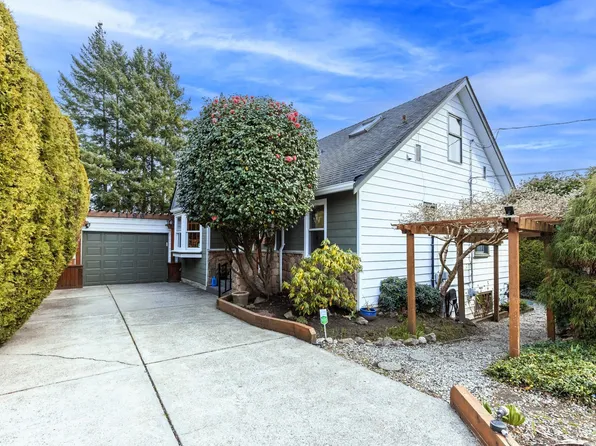 1196 Habgood St, White Rock, BC V4B 4W9