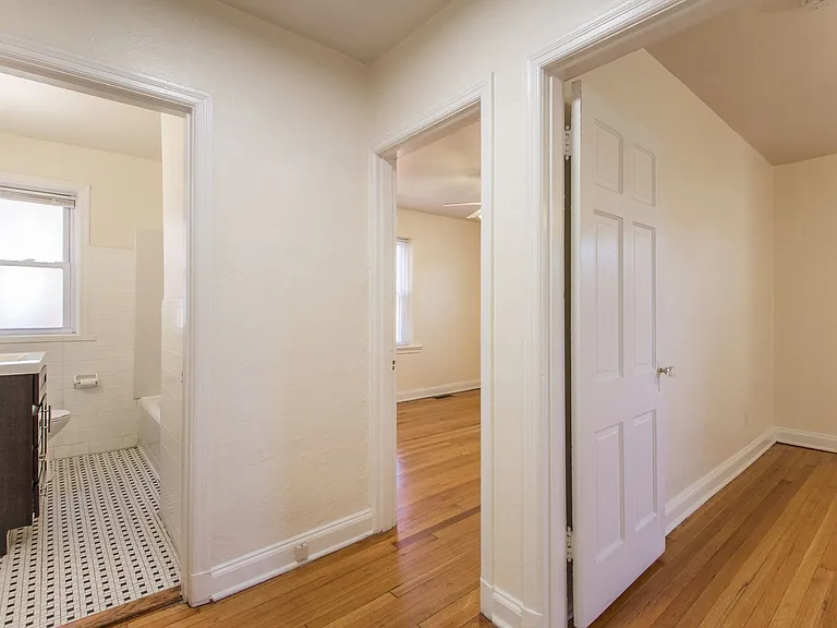 (204) 7339 Dartmouth Ave — Photo 8