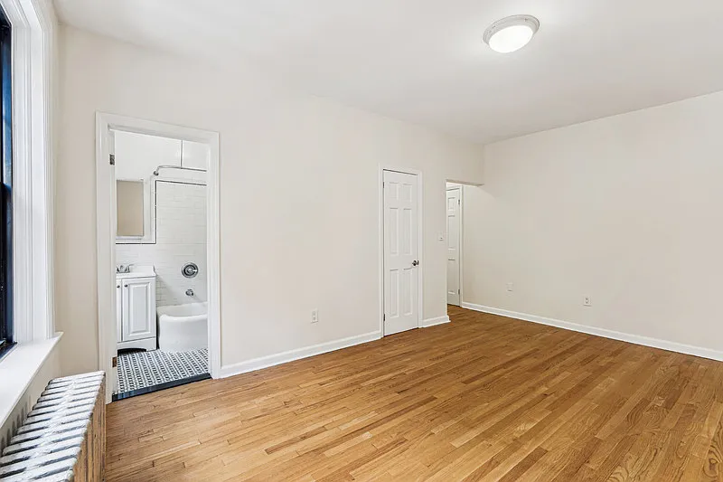 218 West 10th Street — Photo 3